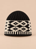 Bonnet à losanges rétro noir, maille à motifs géométriques, vue de face.