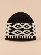 Bonnet à losanges rétro noir, maille à motifs géométriques, vue de face.