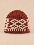 Bonnet à losanges rétro rouge, maille à motifs géométriques, vue de face.