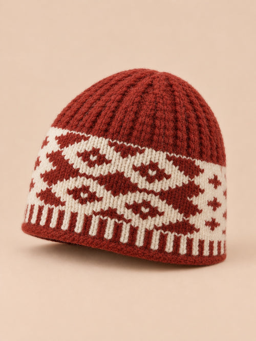 Bonnet à losanges rétro rouge, maille à motifs géométriques, vue de trois quarts.