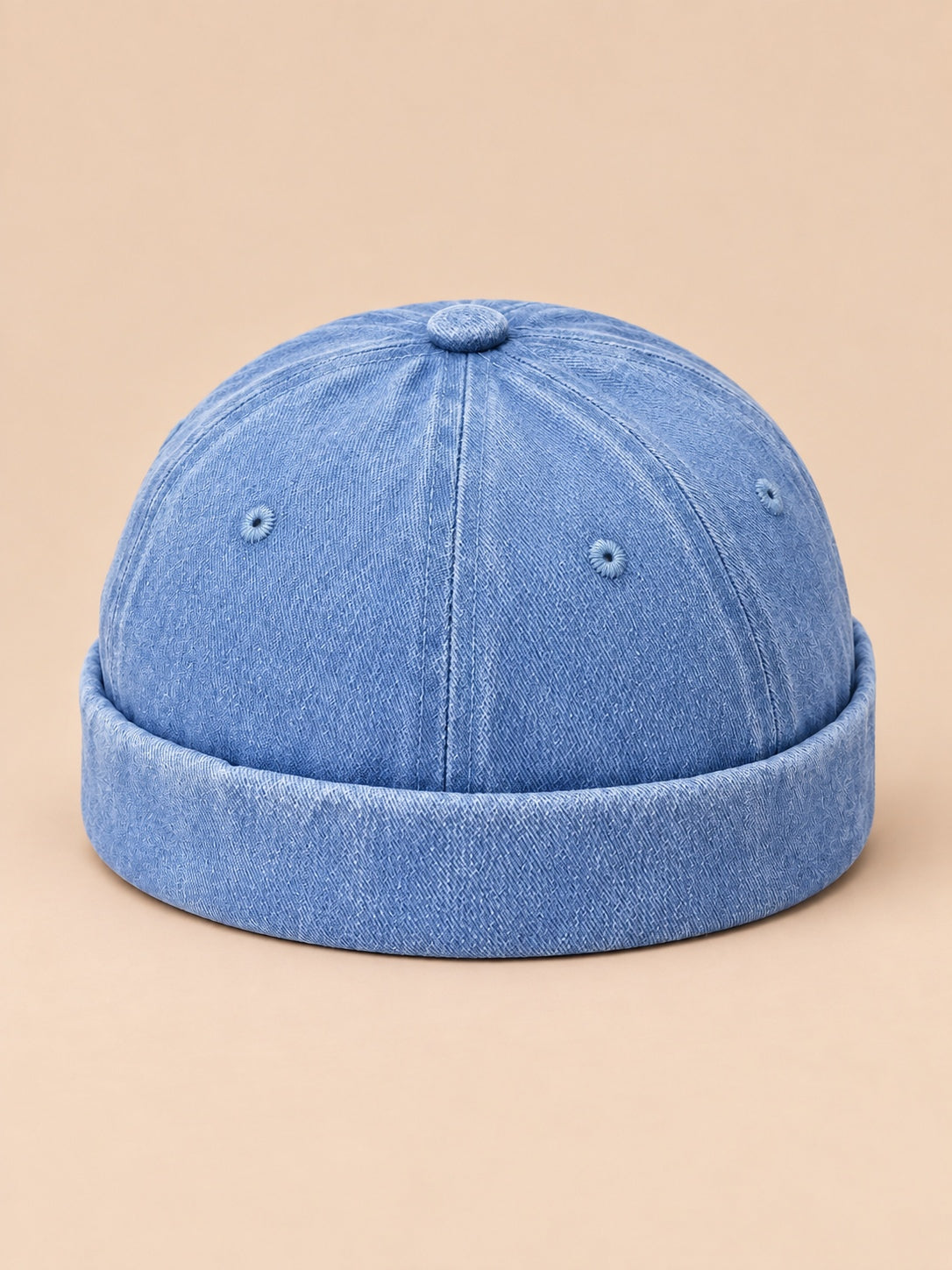 Bonnet marin docker en denim délavé bleu, vue de face.