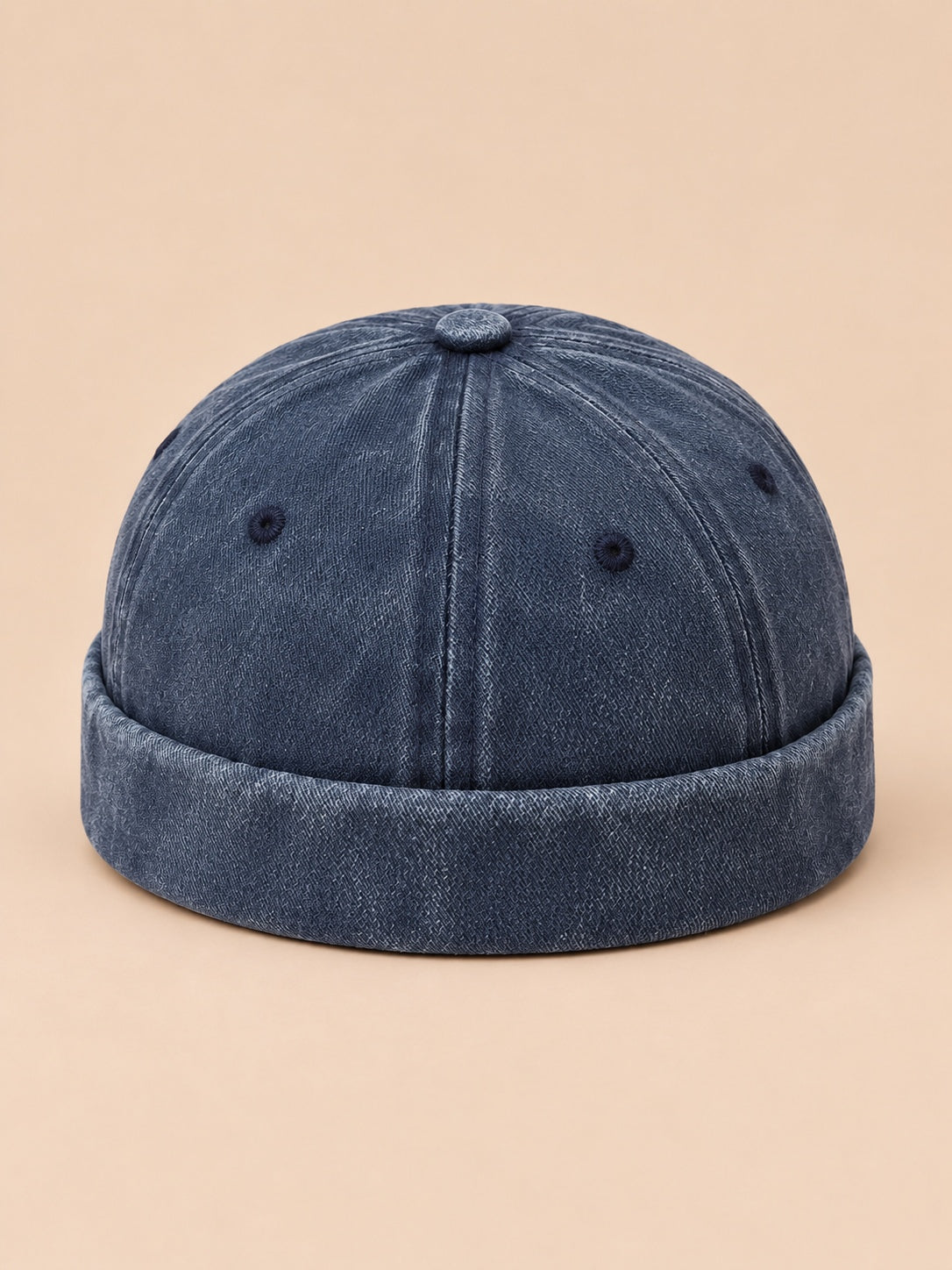 Bonnet marin docker en denim délavé bleu marine, vue de face.