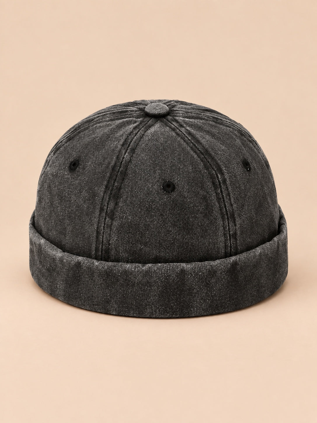 Bonnet marin docker en denim délavé noir, vue de face.