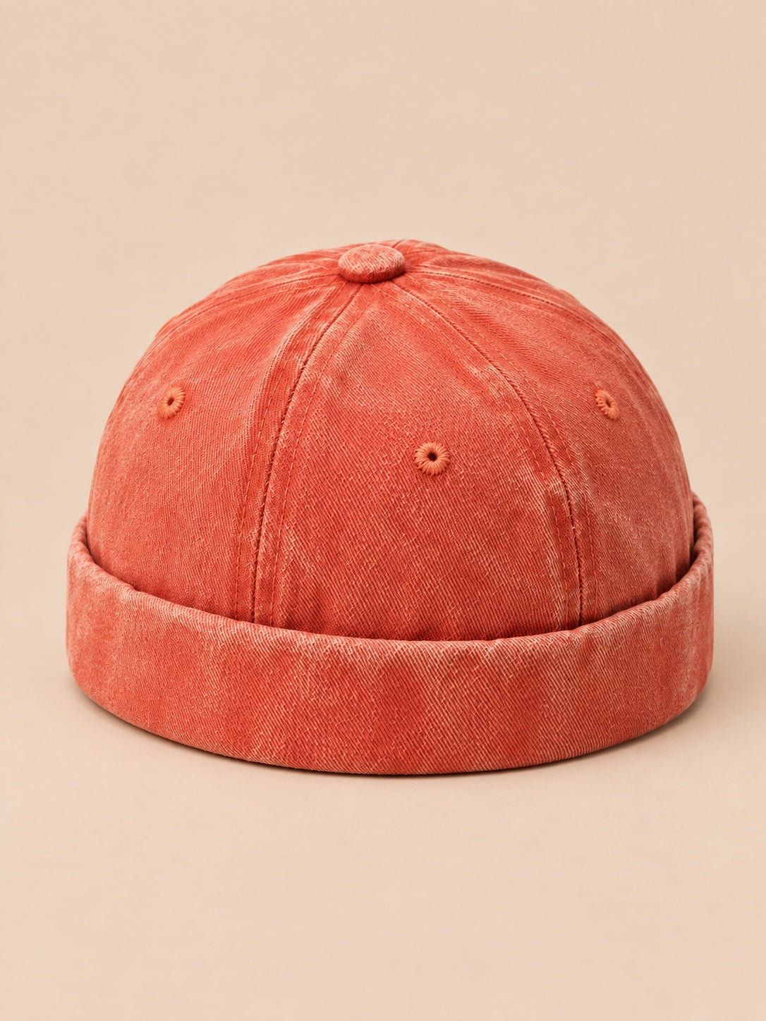 Bonnet marin docker en denim délavé orange, vue de trois quarts.