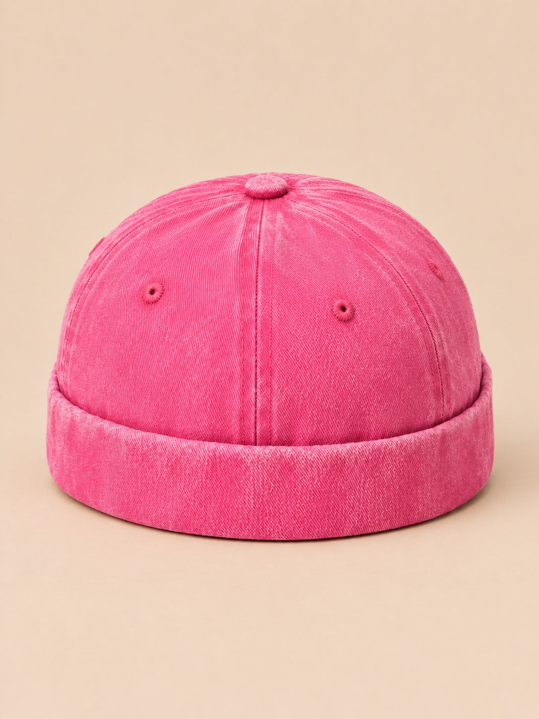 Bonnet marin docker en denim délavé rose, vue de face.