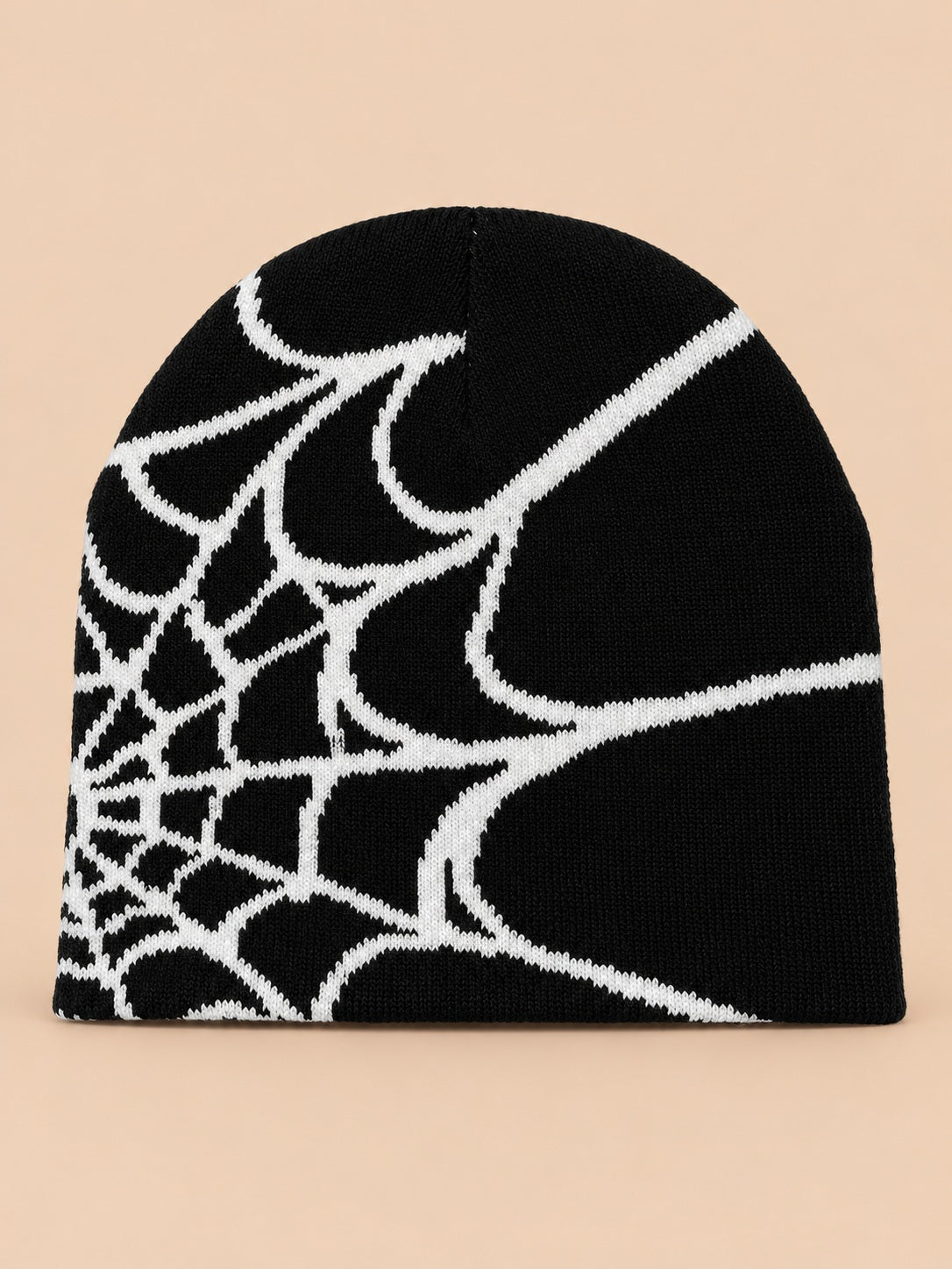 Bonnet motif toile d'araignée noir à toile blanche, vue de face sur fond pêche sable