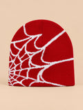 Bonnet motif toile d'araignée rouge à toile blanche, vue de face sur fond pêche sable