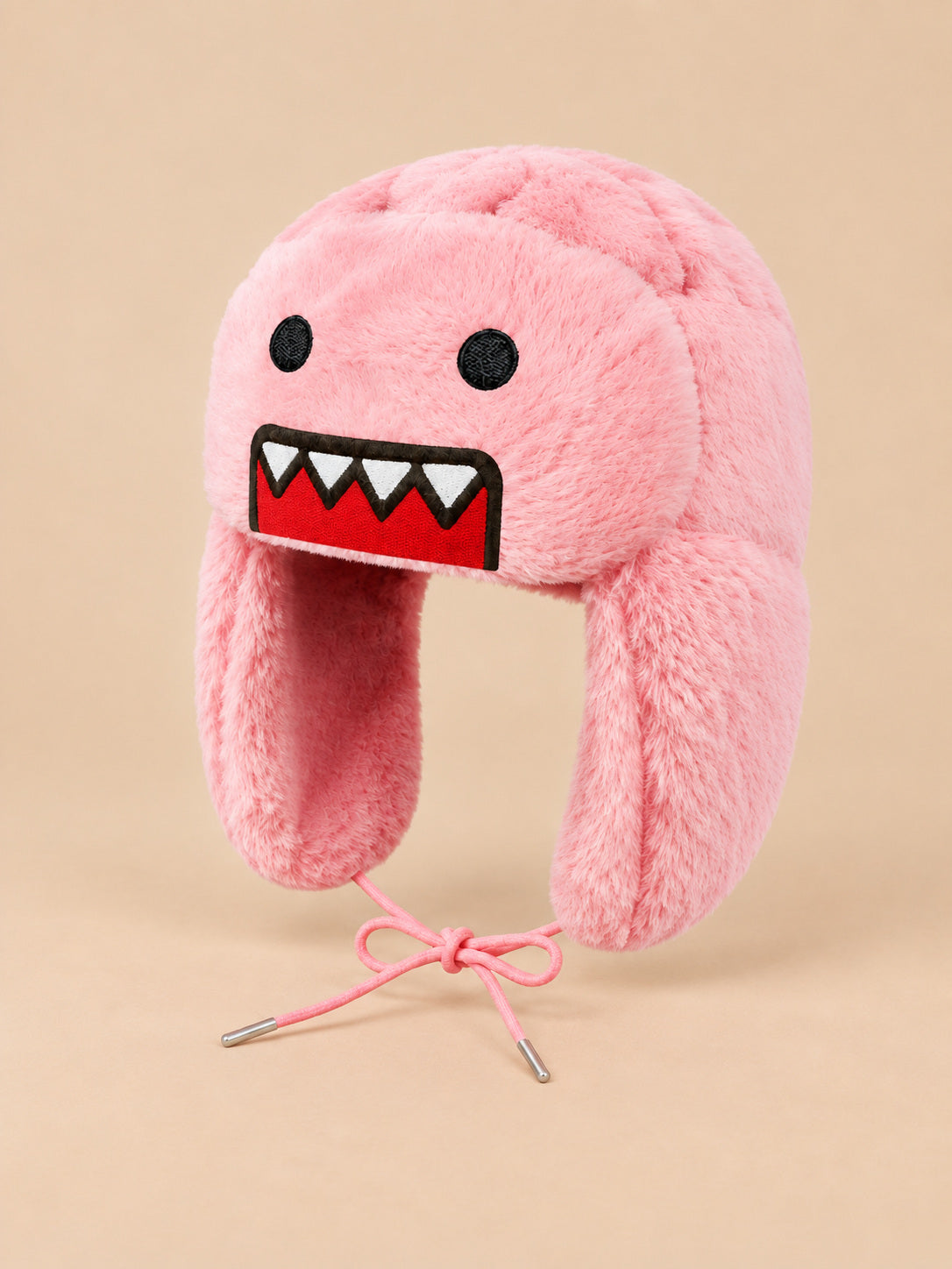 Bonnet enfant rose à oreillettes en peluche, motif dessin animé, vue de trois quarts