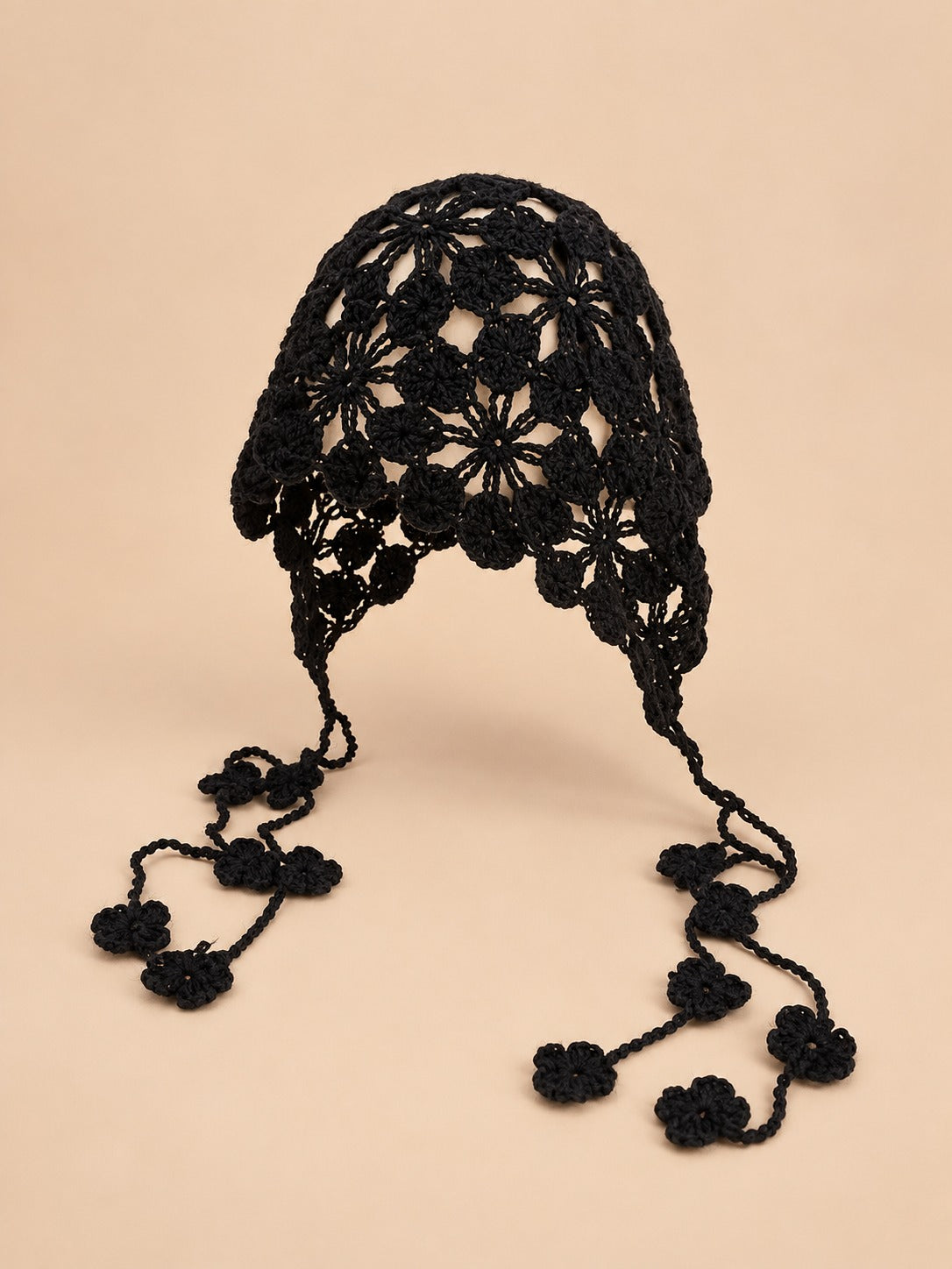 Bonnet pêcheur ajouré au crochet, noir, vue de face