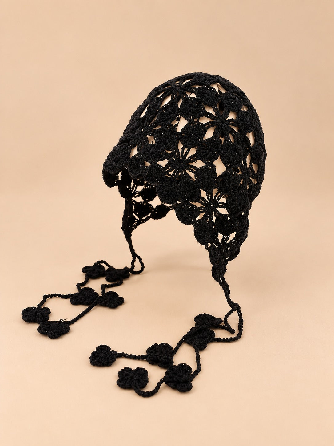Bonnet pêcheur ajouré au crochet, noir, vue de trois quarts