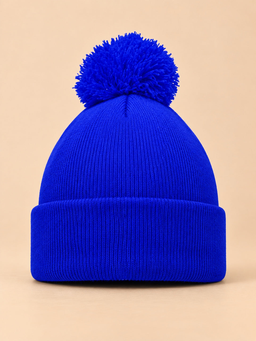 Bonnet à pompon bleu sans logo, maille fine à revers, vue de face.