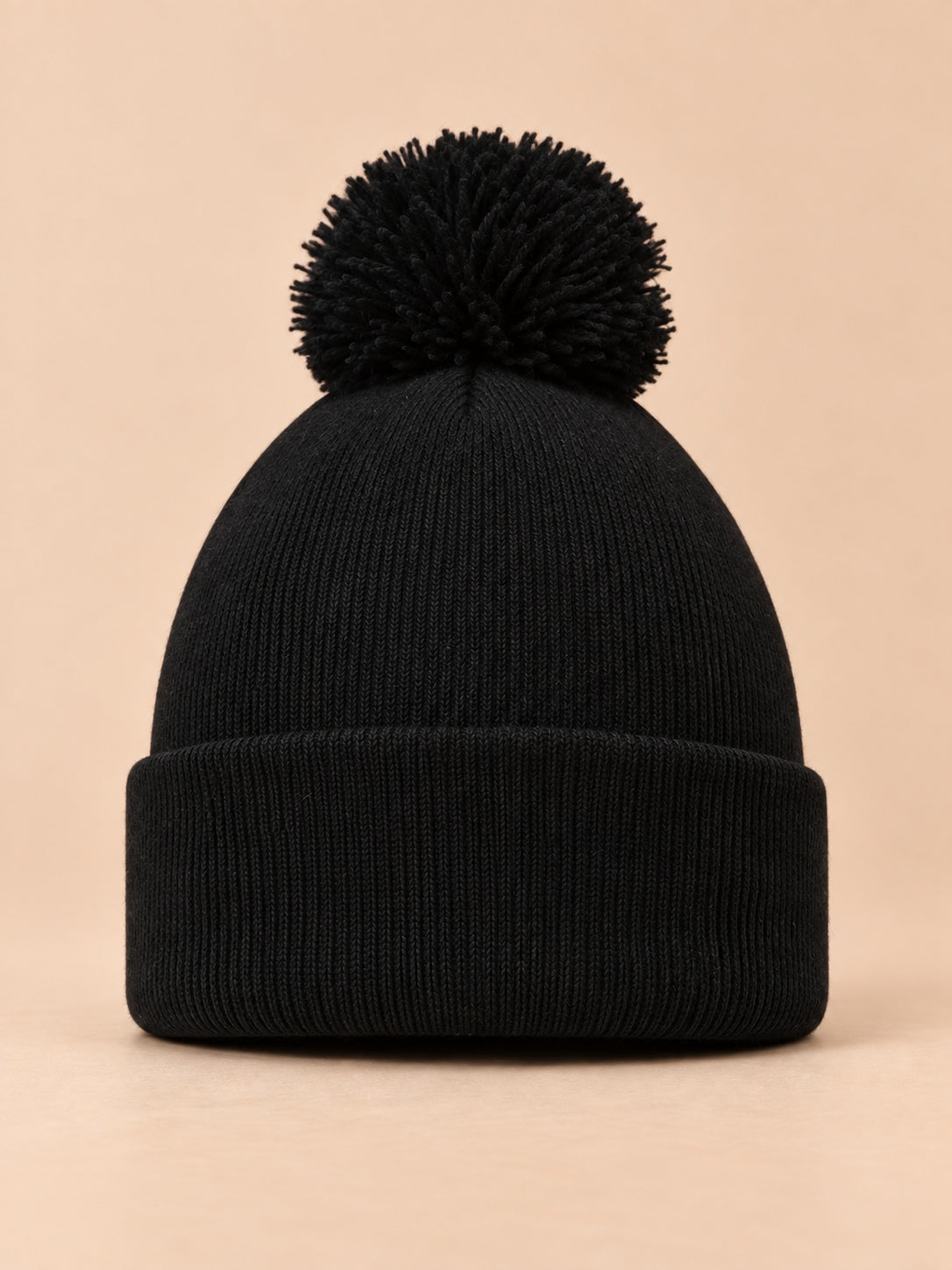 Bonnet à pompon noir sans logo, maille fine à revers, vue de face.