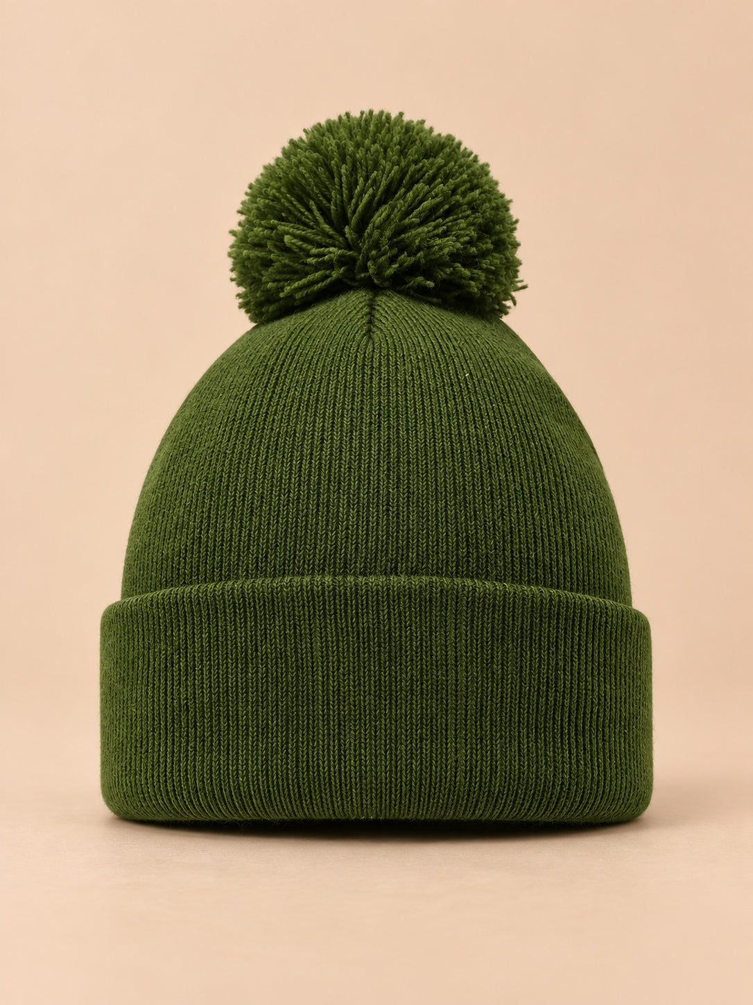 Bonnet à pompon vert militaire sans logo, maille fine à revers, vue de face.