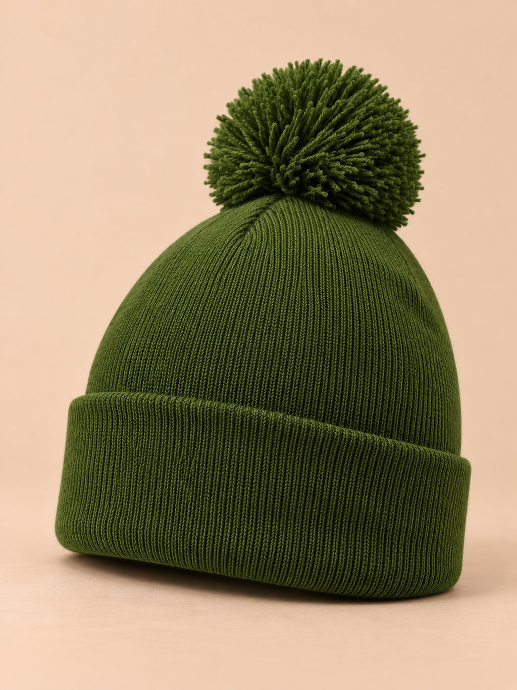 Bonnet à pompon vert militaire sans logo, maille fine à revers, vue de trois quarts.