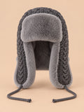 Bonnet péruvien à cache-oreilles gris, vue de face sur fond pêche sable