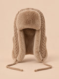 Bonnet péruvien à cache-oreilles kaki beige, vue de face sur fond pêche sable