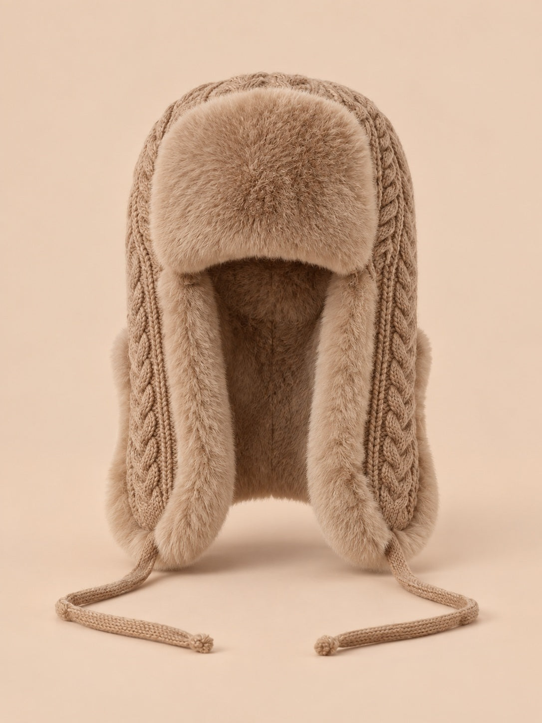 Bonnet péruvien à cache-oreilles kaki beige, vue de face sur fond pêche sable
