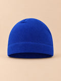 Bonnet polaire coupe-vent pour vélo bleu, vue de face sur fond beige