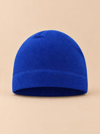 Bonnet polaire coupe-vent pour vélo bleu, vue de face sur fond beige