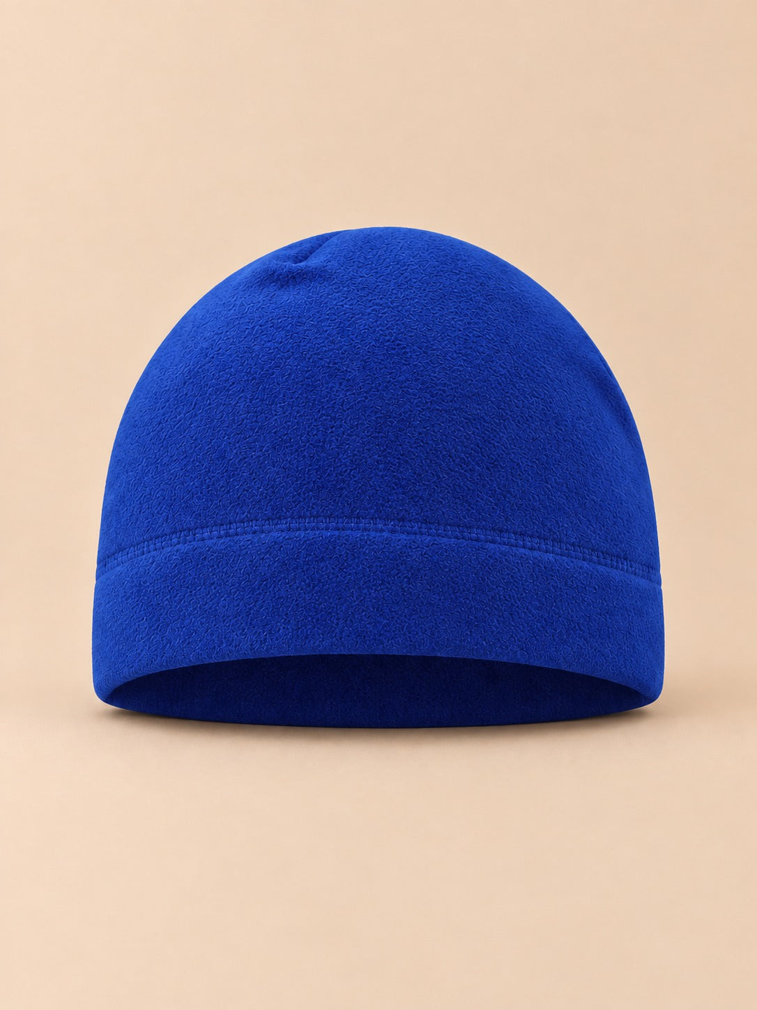 Bonnet polaire coupe-vent pour vélo bleu, vue de face sur fond beige