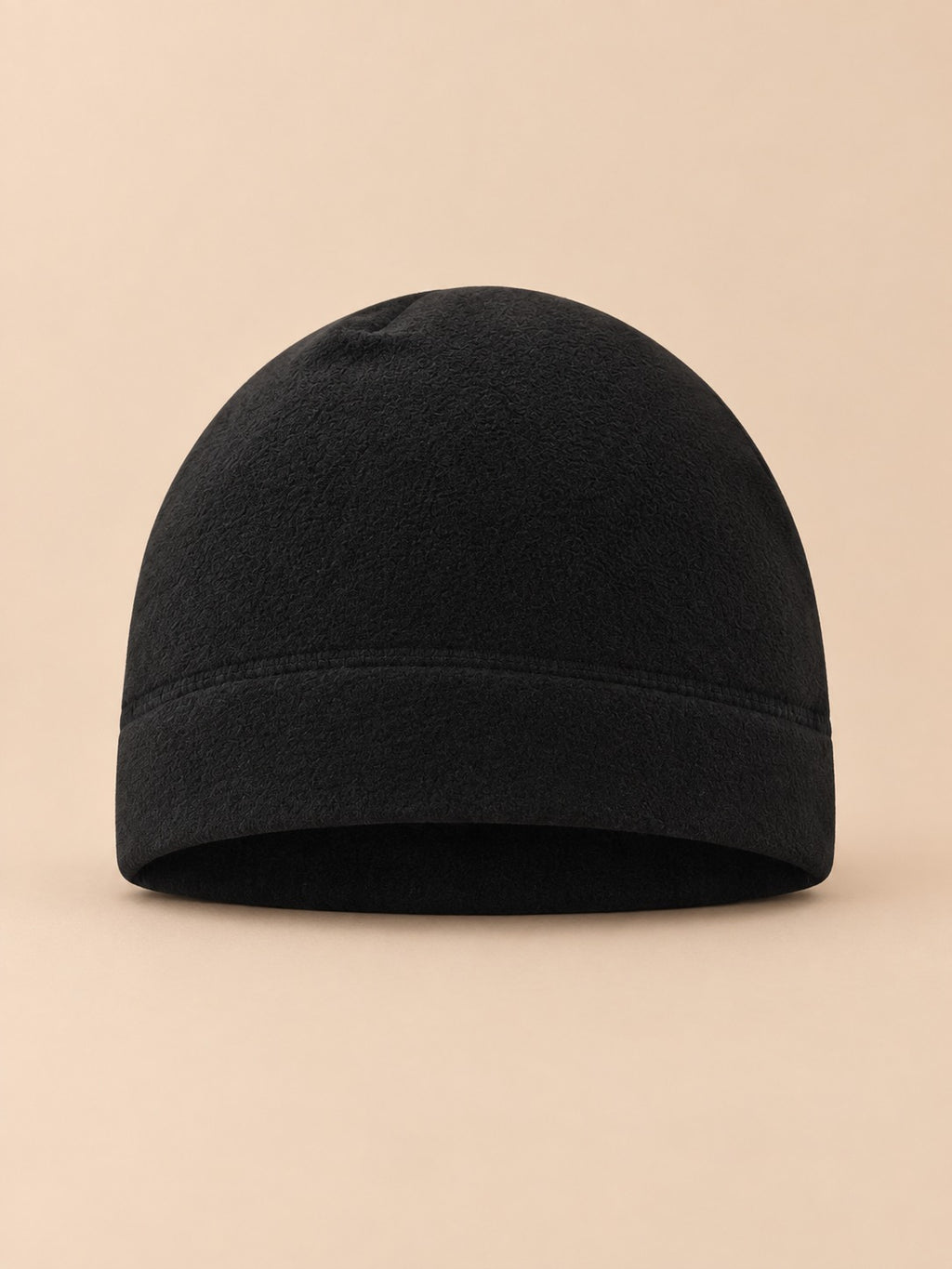Bonnet polaire coupe-vent pour vélo noir, vue de face sur fond beige