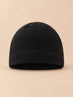 Bonnet polaire coupe-vent pour vélo noir, vue de face sur fond beige