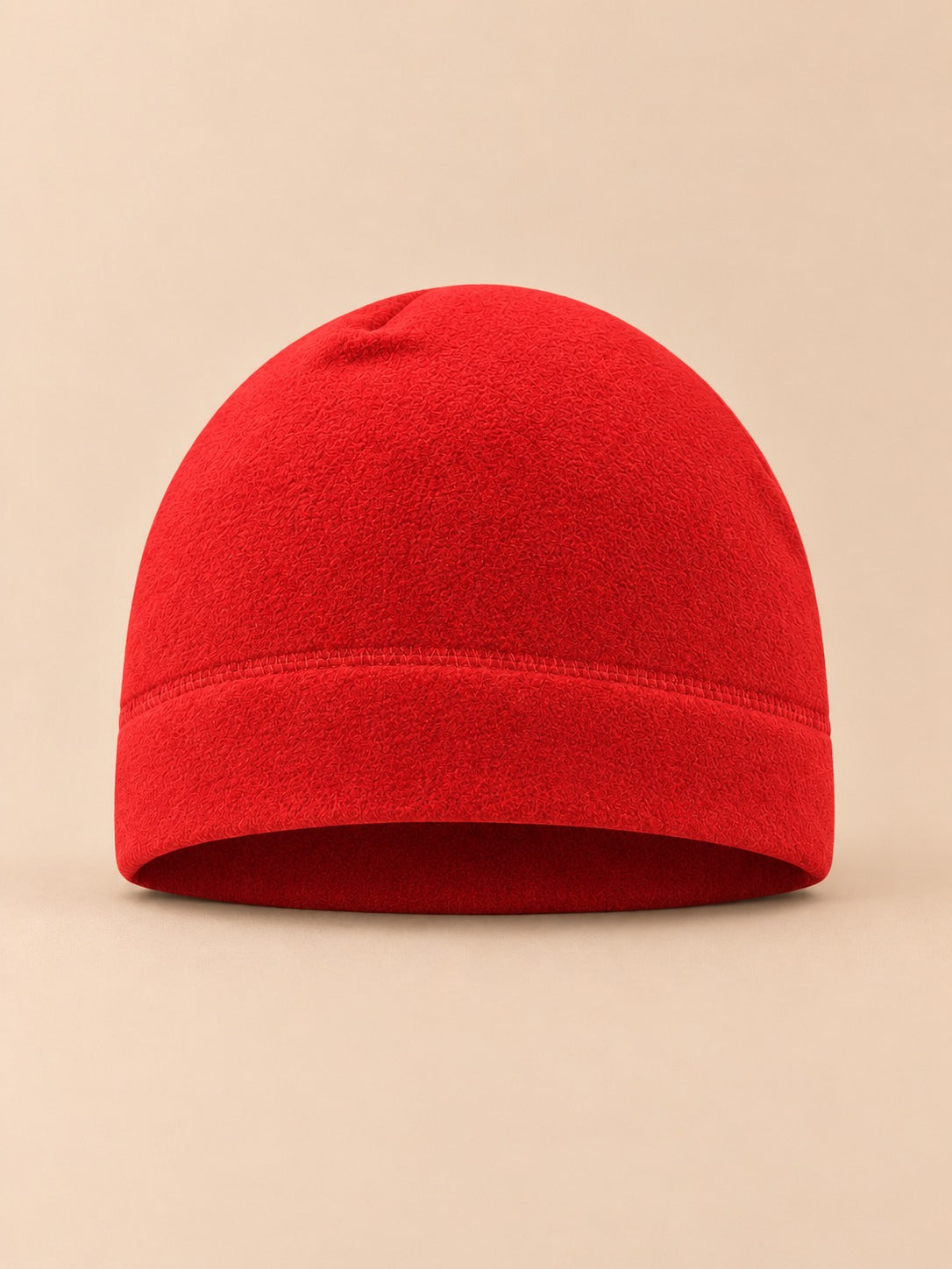 Bonnet polaire coupe-vent pour vélo rouge, vue de face sur fond beige