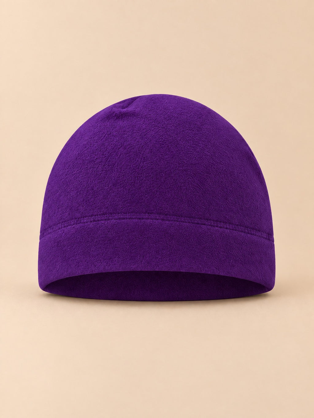 Bonnet polaire coupe-vent pour vélo violet, vue de face sur fond beige