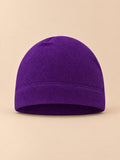Bonnet polaire coupe-vent pour vélo violet, vue de face sur fond beige