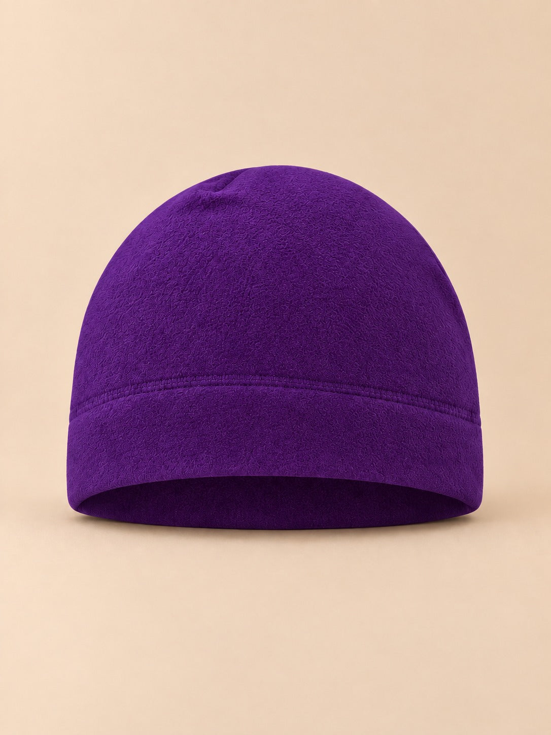 Bonnet polaire coupe-vent pour vélo violet, vue de face sur fond beige