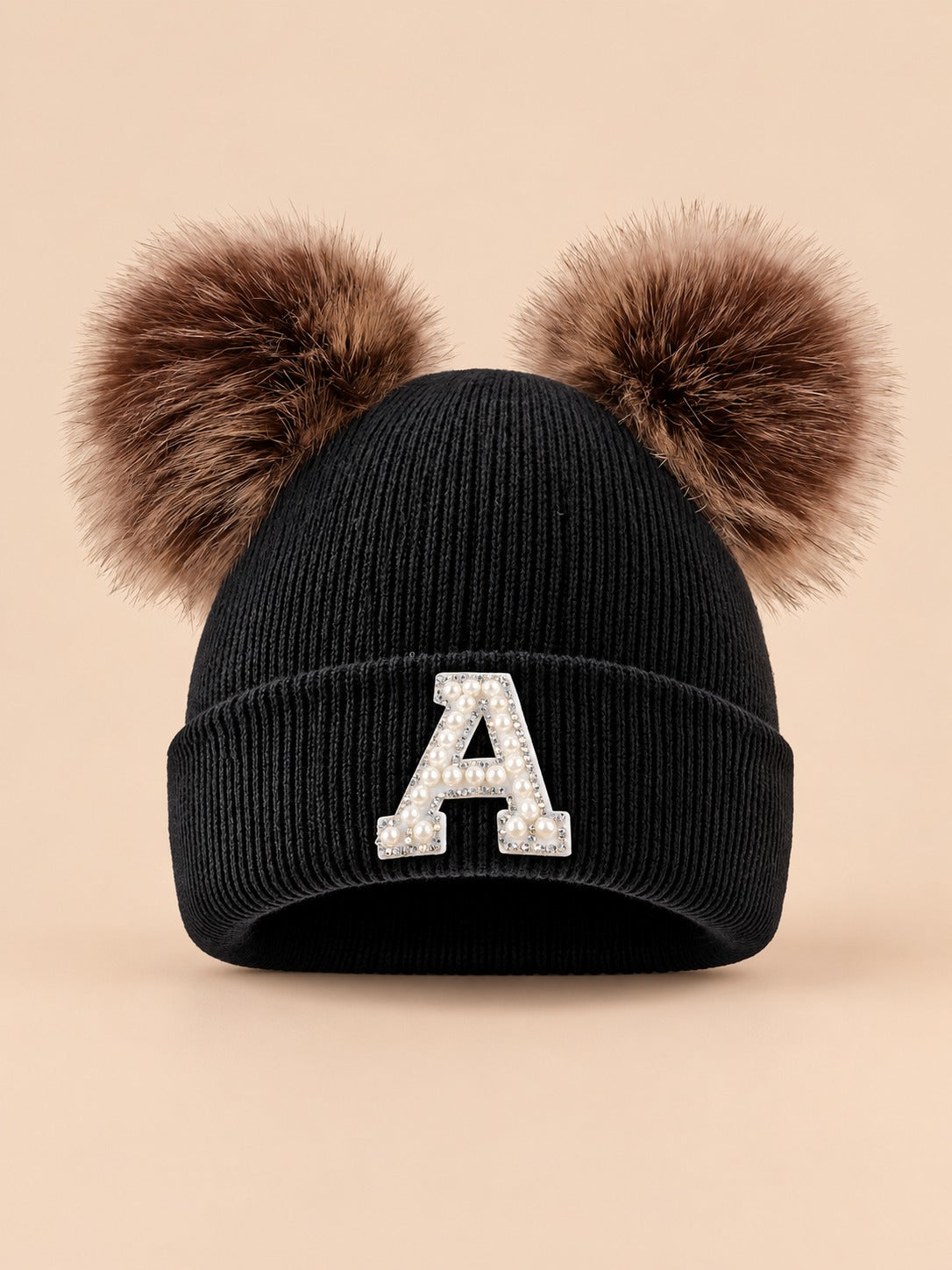 Bonnet polaire femme noir à oreilles, lettre A, vue de face sur fond beige