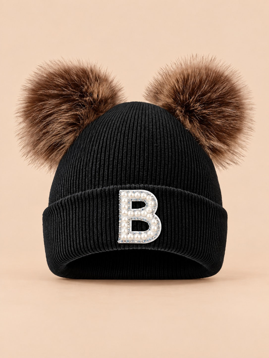 Bonnet polaire femme noir à oreilles, lettre B, vue de face sur fond beige
