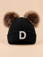 Bonnet polaire femme noir à oreilles, lettre D, vue de face sur fond beige