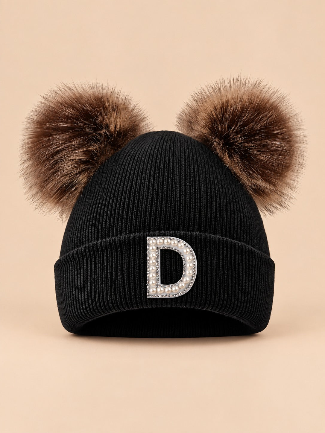 Bonnet polaire femme noir à oreilles, lettre D, vue de face sur fond beige