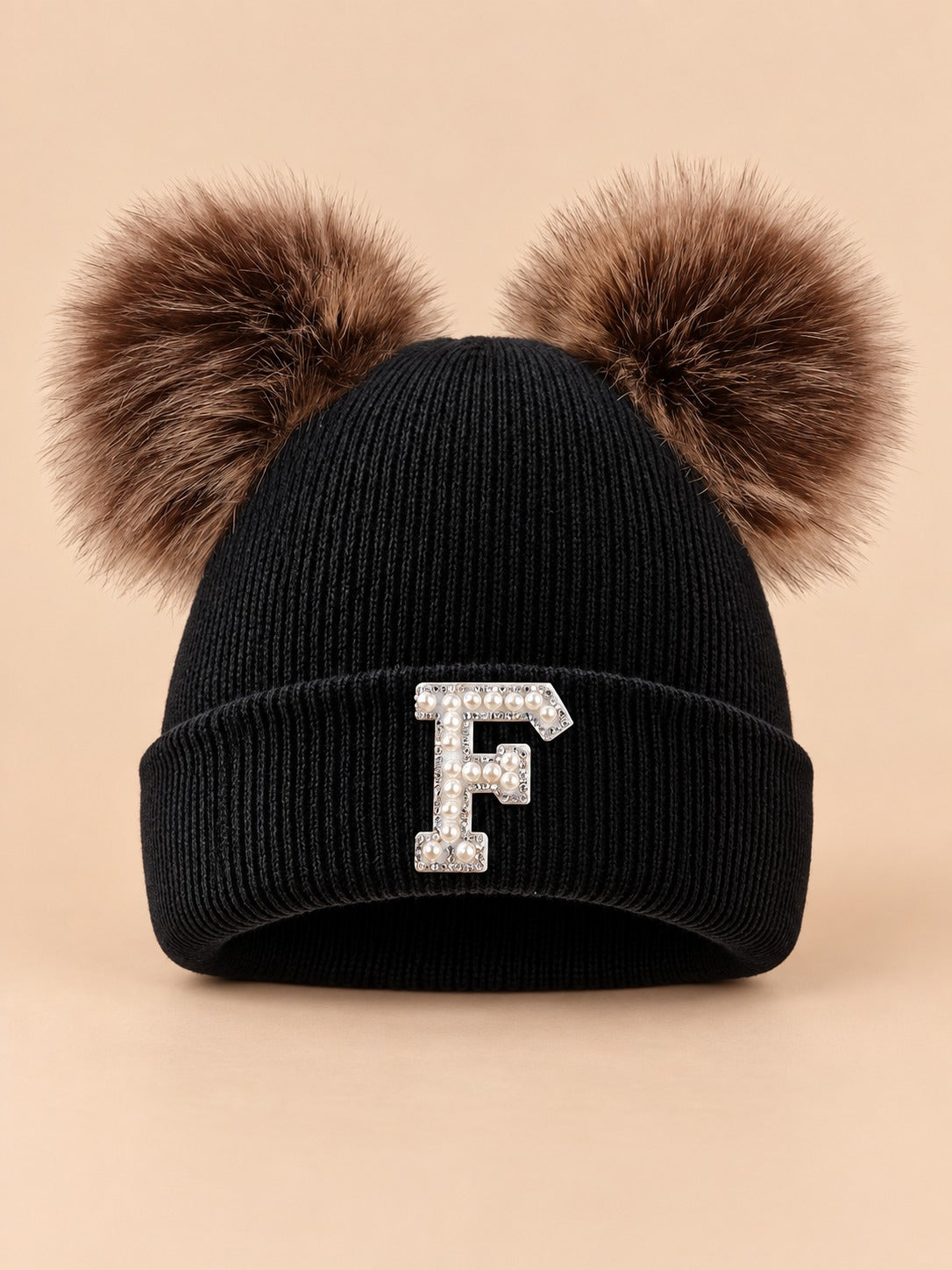 Bonnet polaire femme noir à oreilles, lettre F, vue de face sur fond beige