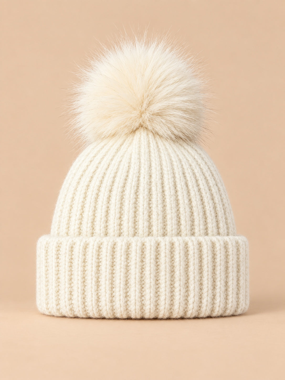 Bonnet à pompon blanc en maille côtelée à revers, vue de face.