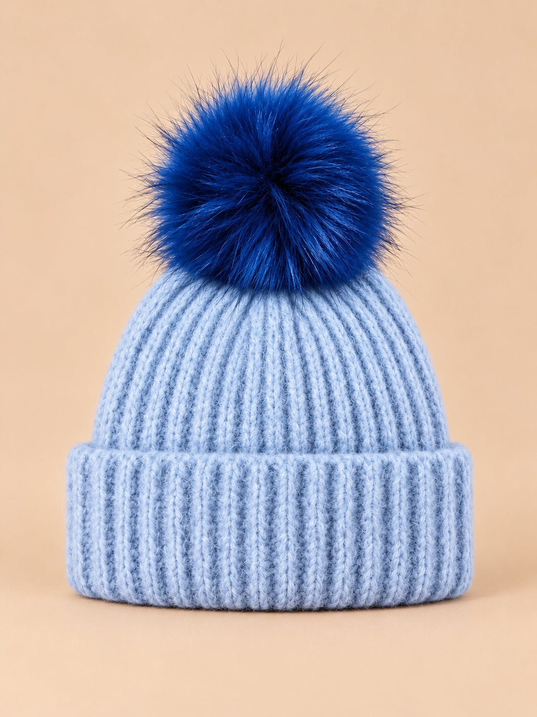 Bonnet à pompon bleu clair en maille côtelée à revers, vue de face.