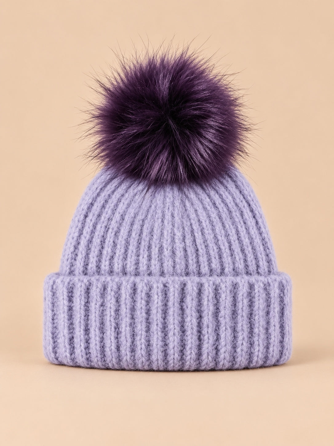 Bonnet à pompon lavande en maille côtelée à revers, vue de face.