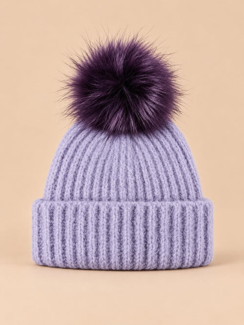Bonnet à pompon lavande en maille côtelée à revers, vue de face.
