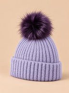 Bonnet à pompon lavande en maille côtelée à revers, vue de trois quarts.
