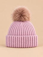 Bonnet à pompon rose en maille côtelée à revers, vue de face.