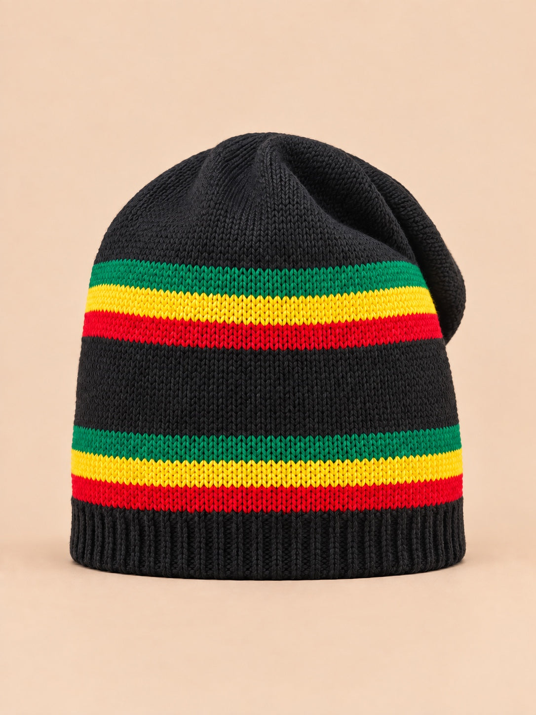 Bonnet rasta jamaïcain en maille rouge, vue de face.