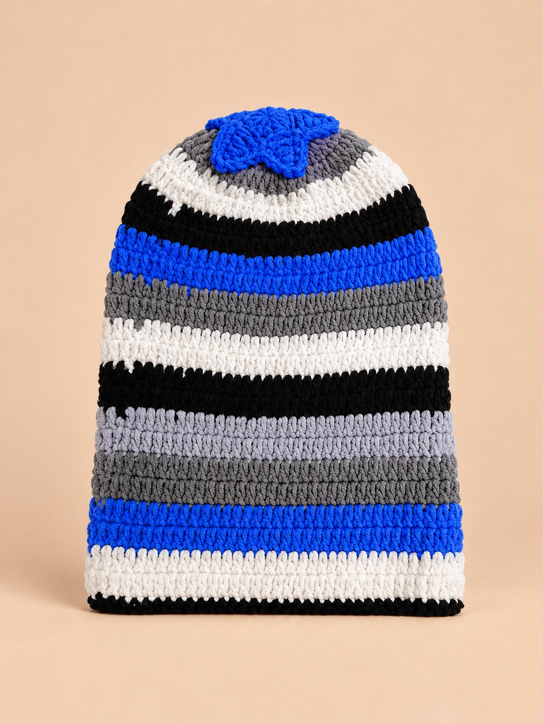 Bonnet rasta rayé au crochet bleu blanc gris noir, modèle 1, vue de face.