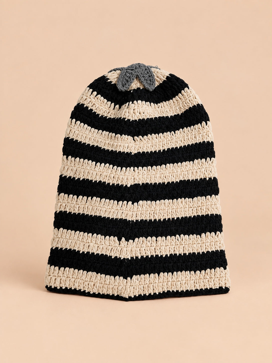 Bonnet rasta rayé au crochet noir et beige, modèle 5, vue de face.