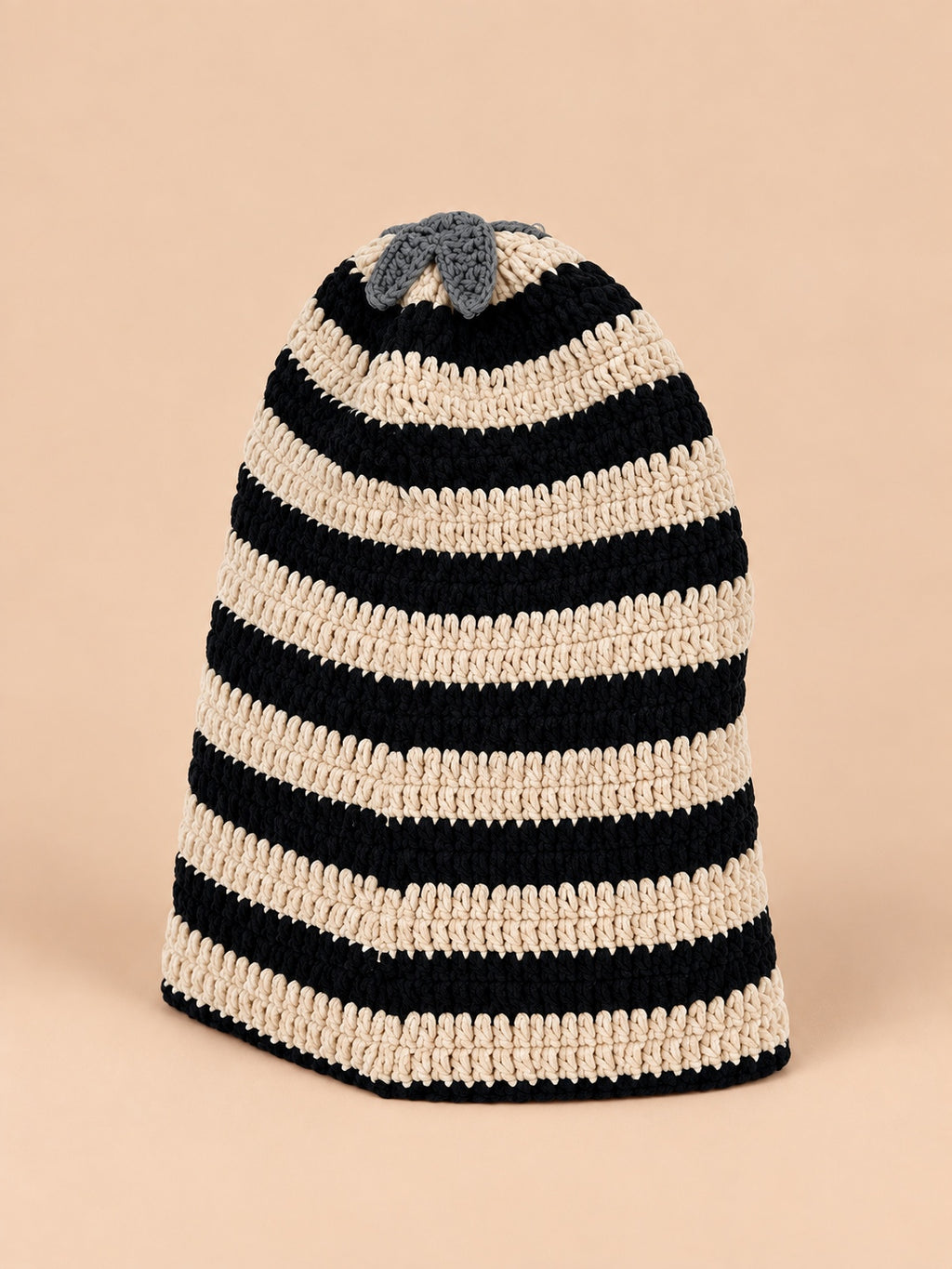 Bonnet rasta rayé au crochet noir et beige, modèle 5, vue de trois quarts.