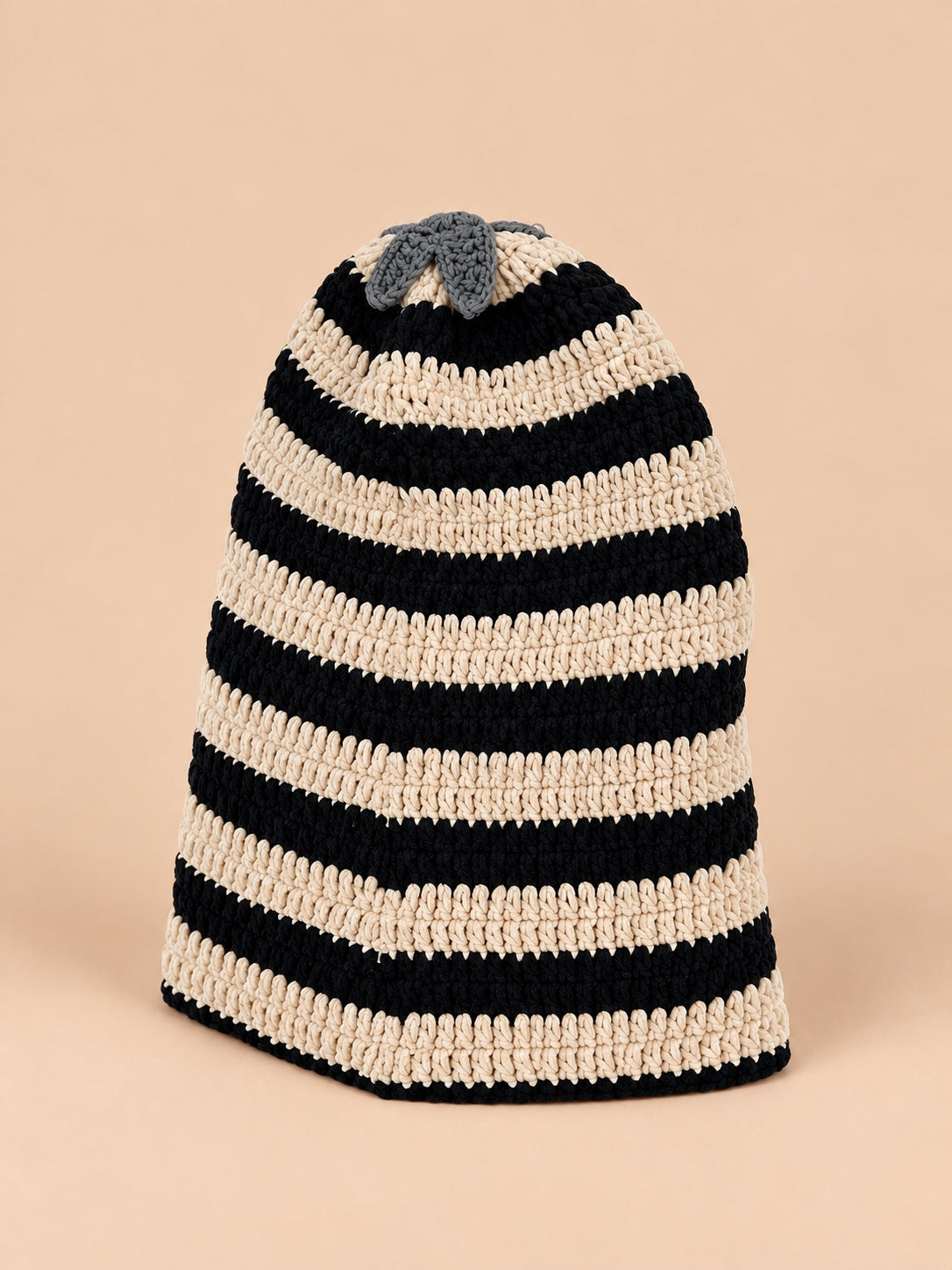 Bonnet rasta rayé au crochet noir et beige, modèle 5, vue de trois quarts.