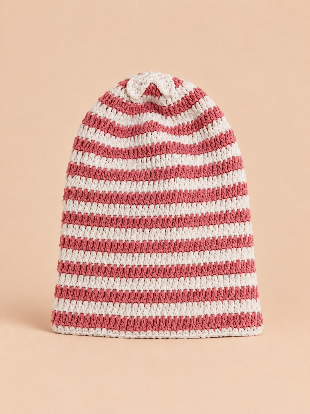 Bonnet rasta rayé au crochet rose et blanc, modèle 6, vue de face.