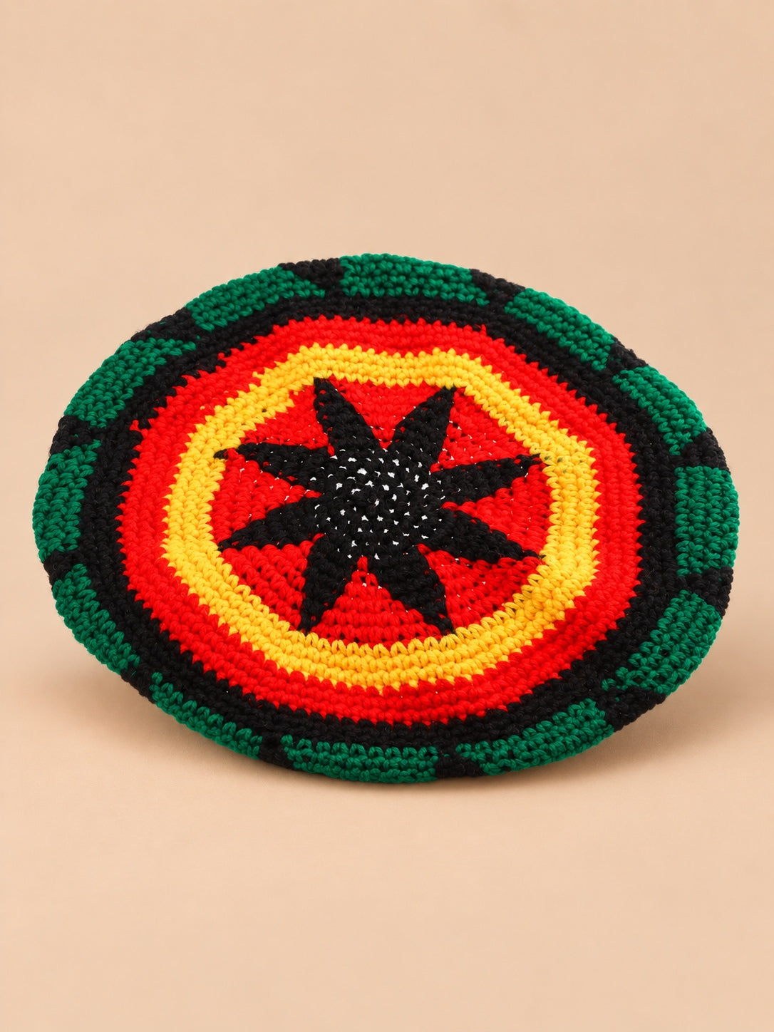 Bonnet tam rasta au crochet multicolore à motif central, vue de face.