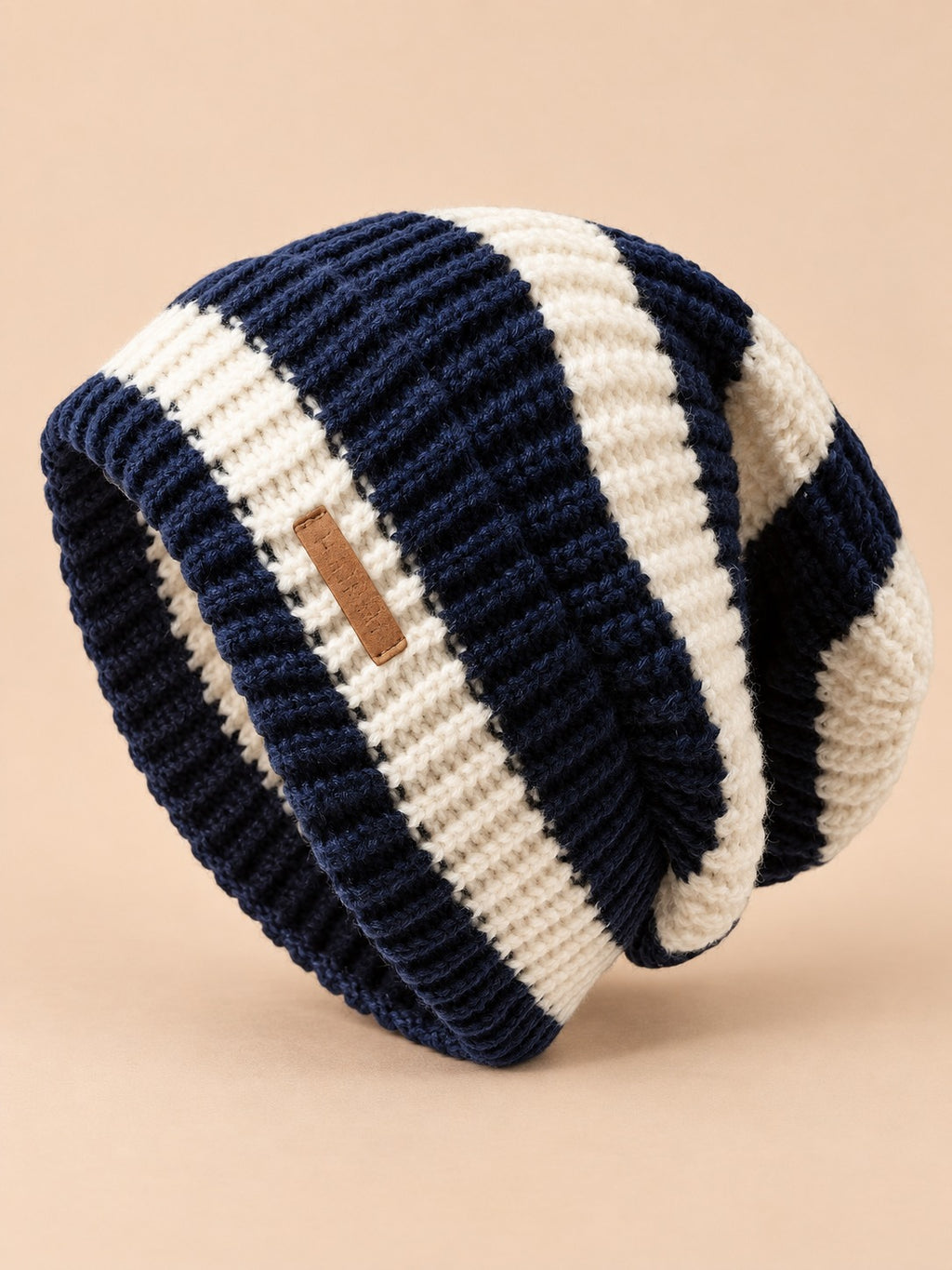 Bonnet rayé léger en maille style coréen, bleu marine, vue de trois quarts