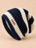 Bonnet rayé léger en maille style coréen, bleu marine, vue de trois quarts